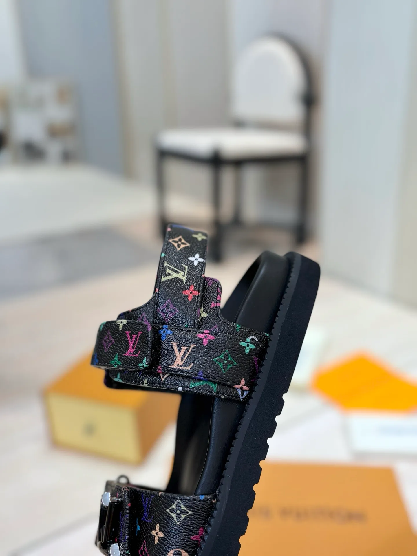 👟👟Ex-factory price 460👟👟 LV 2025 spring and summer new products 🥰 Popular LV donkey brand counters Embossed logo embossed sandals This Pool Pillow Comfort flat sandals are made of technical fabrics and use high-frequency embossing technology to reinterpret the Monogram pattern. Soft padded upper with adjustable Velcro, comfortable and tough insole adds harmonious colors 👍New hard goods, purchasing agent level! Full of high-end feel! A popular model among bloggers at home and abroad, it’s retro and fashionable and looks amazing on your feet! The official website's main recommendation 👍👍 ✅ Upper: waterproof special original fabric ✅ Inner lining: imported mixed sheepskin ✅ Outsole: original molded foam outsole ✅ Number of sizes: women's size 35-45 (women's size 41 men's 38.45, custom-made, non-refundable) ✅ Packaging: full set of drawer boxes ​